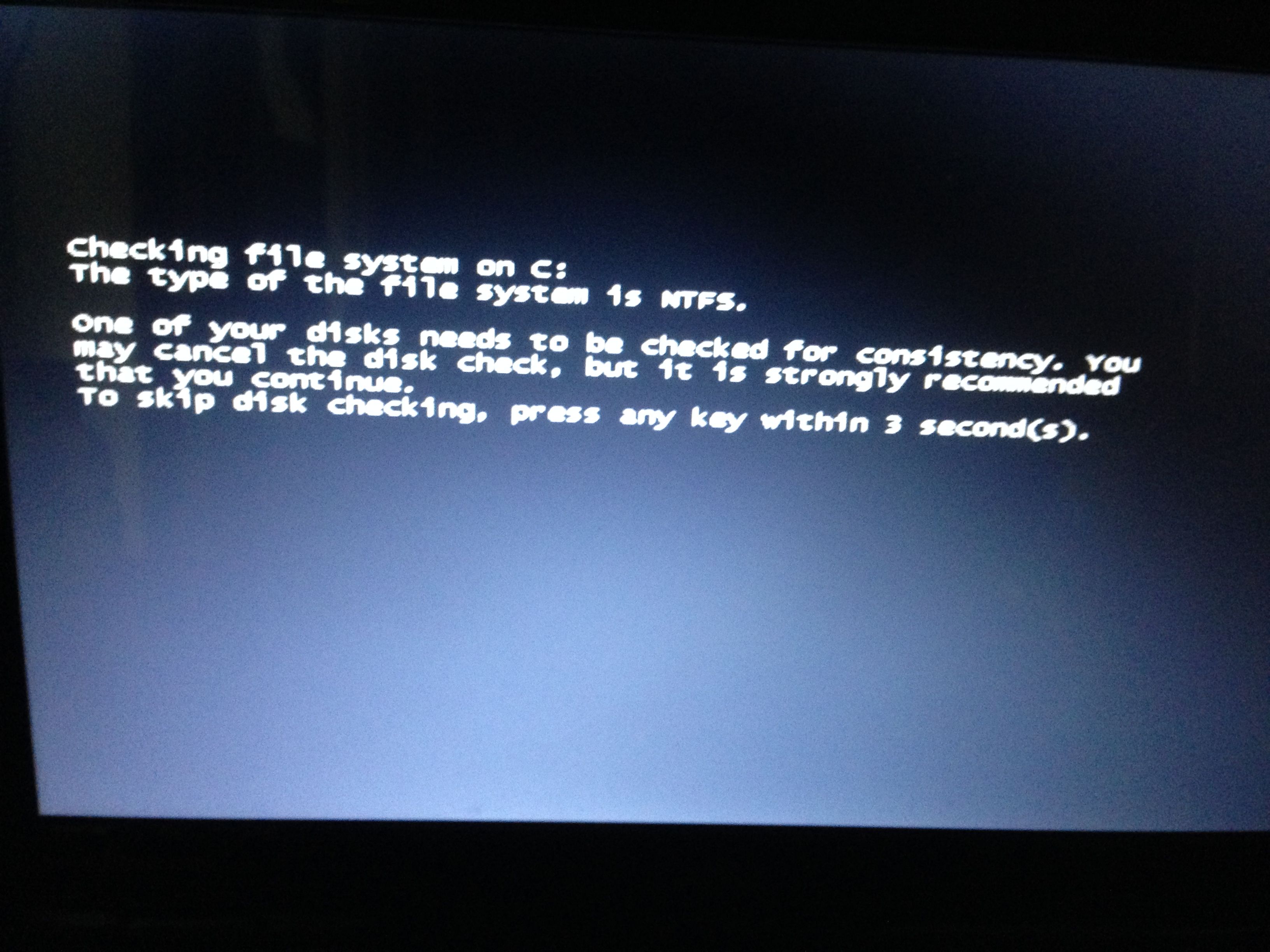 玩lol的时候电脑屏幕突然黑了，再开机就是启动好只好黑屏？