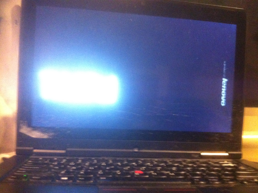 聯想筆記本電腦待機後打開屏幕出現黑屏，但電源燈還正常亮著。