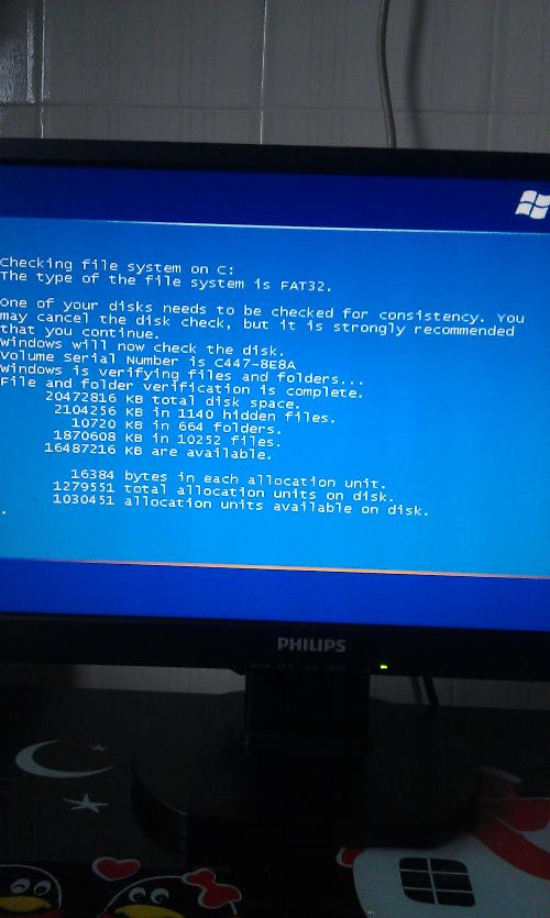 电脑开机就出现一排排蓝色的乱码，怎么重启都开不了机，该怎么办？