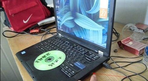 问一下笔记本电脑放光盘怎么操作