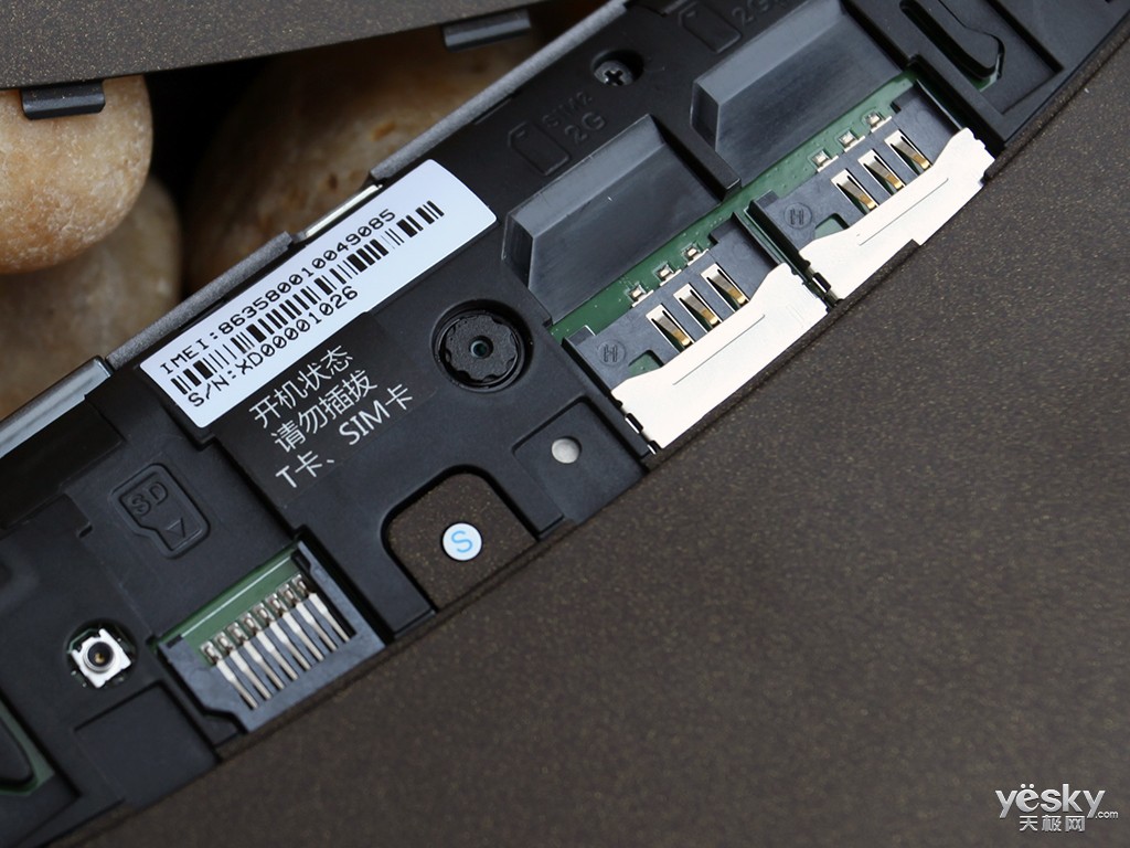 這款電腦有個插SIM卡的卡槽，插上SIM不能用啊？