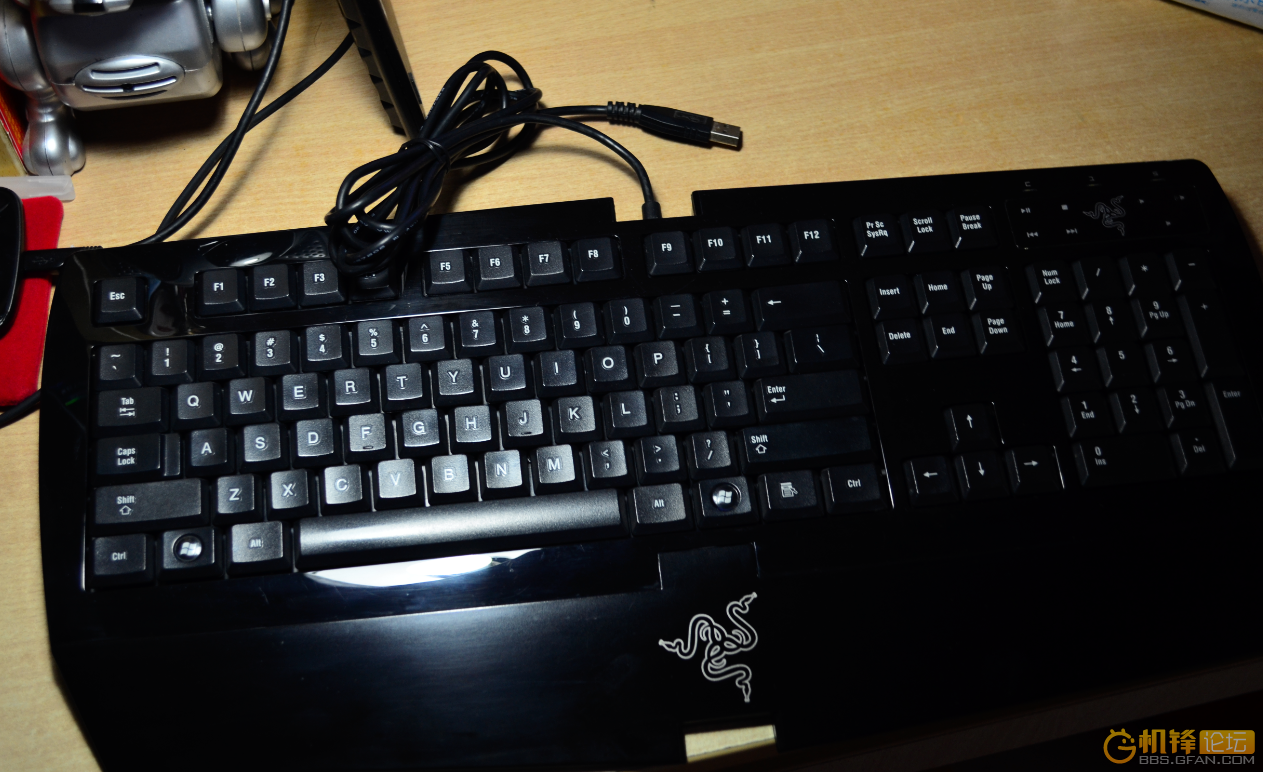 我想了解雷蛇三齿熊蛛是不是机械键盘
