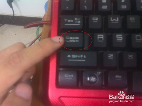 电脑电源开关一按，指示灯亮了一秒就没有了，键盘鼠标显示器正常