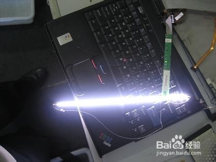 笔记本电脑伪黑屏，想换灯管，但发现里面没灯管，华硕X452M