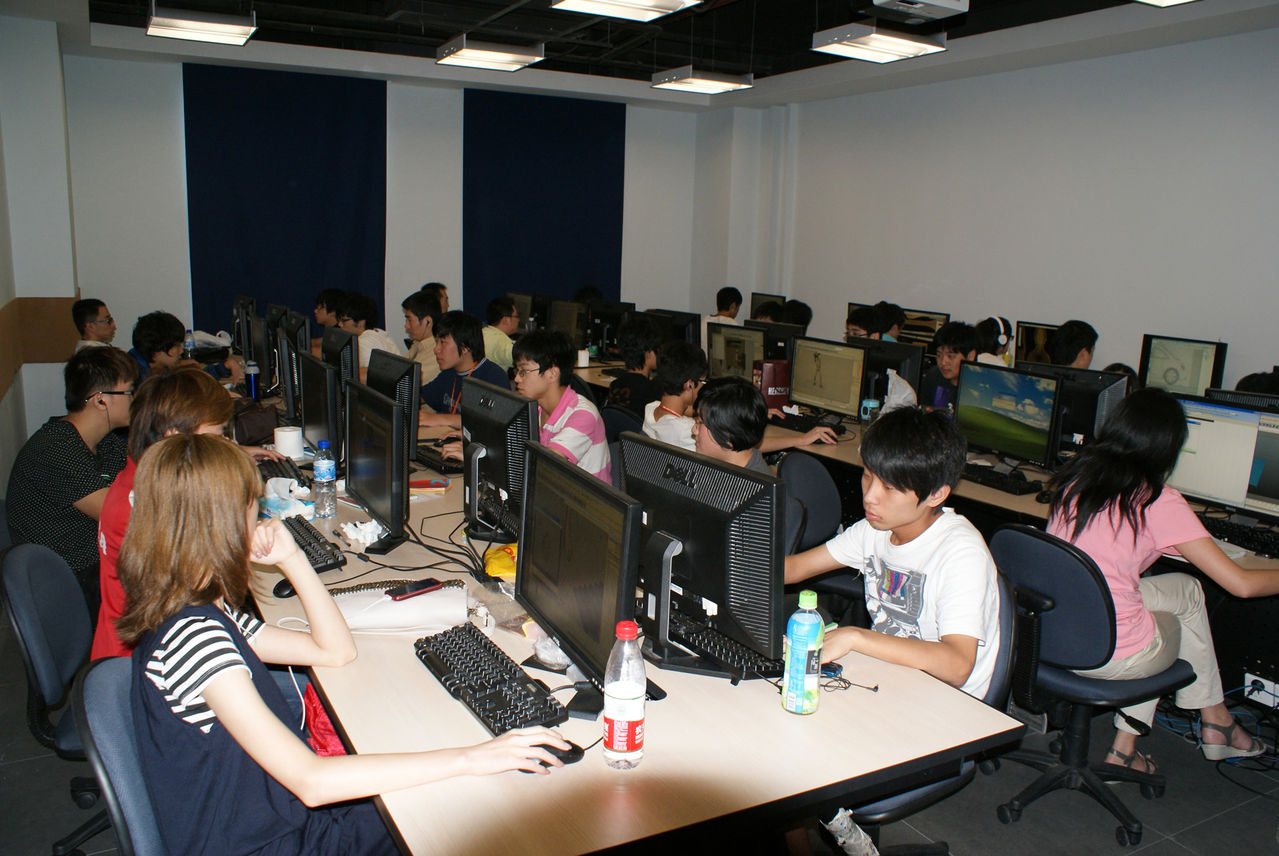 深圳市南山区环球数码培训学校教学如何？是每人一台电脑吗？