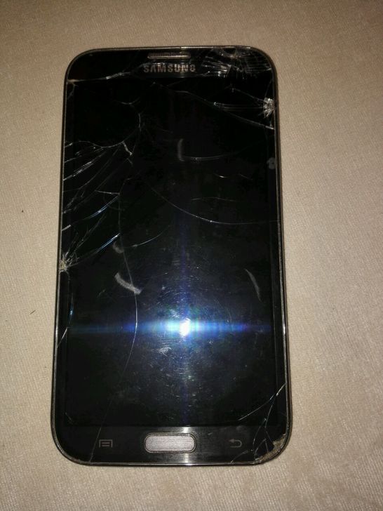 手机屏幕出现类似夜间模式的黑条。外屏碎了，内屏有点小伤，换了外屏