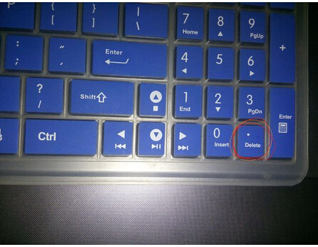 笔记本电脑键盘上的delete 键在哪里？