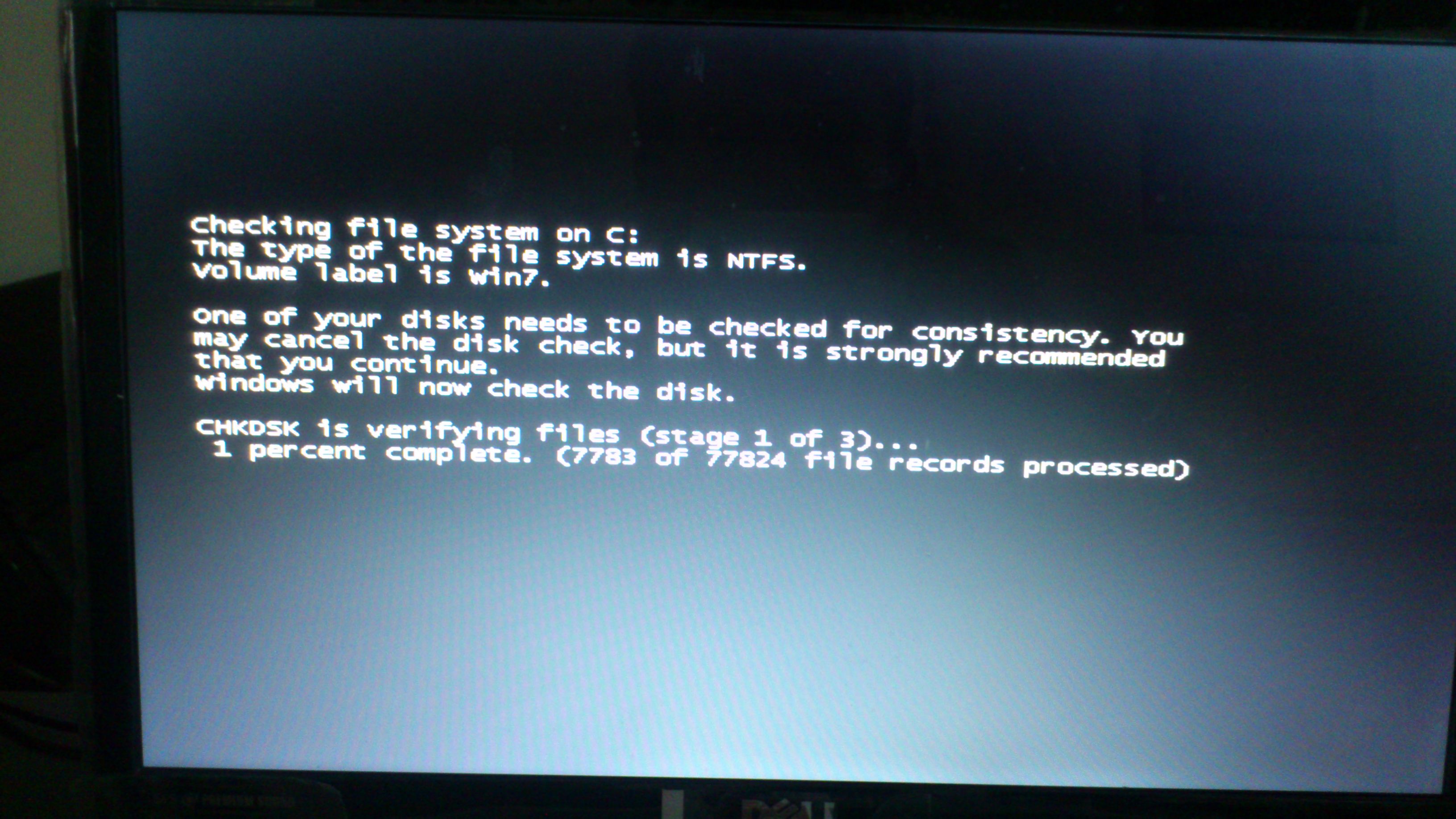 电脑开机后硬盘自检，之后开始检查C盘，再后来就黑屏，无任何反应，重启几次，每次都进不了系统。