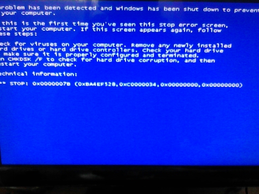 电脑开机就蓝屏，重装了系统也没用，求大大帮忙