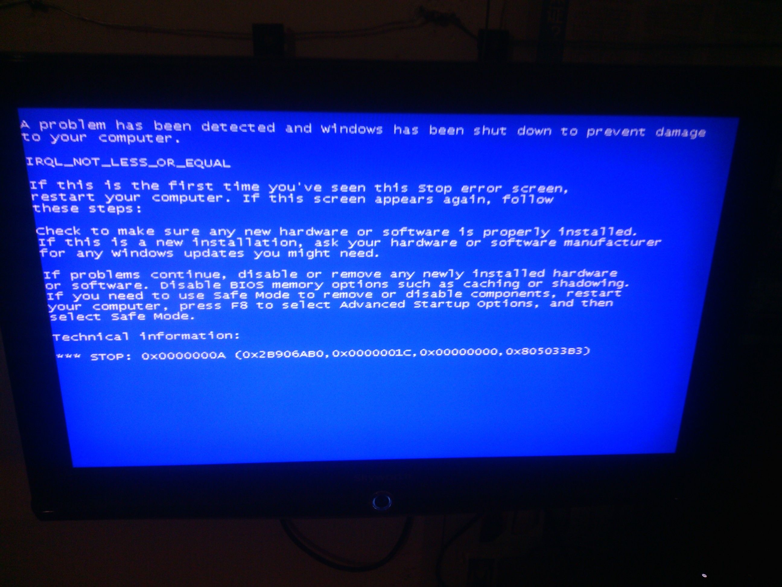 电脑显示器显示蓝屏无信号是什么原因造成的