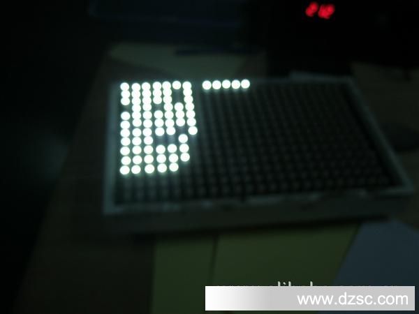 电脑显示器黑屏白灯，重按屏幕开关就亮一会又黑屏了，其间可以正常操作