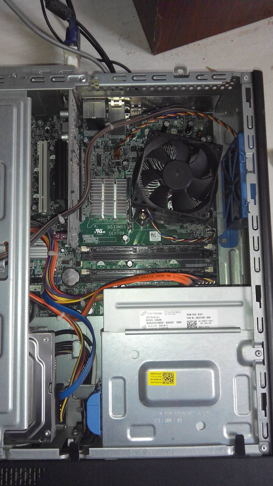 电脑主机刚刚修好，显示屏不亮