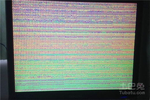 请问我的电脑换了一个显卡屏幕玩一会就黑频还老是花屏动不动就重启屏幕