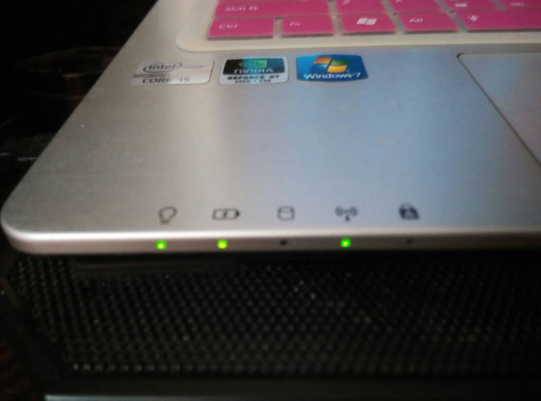 华硕笔记本电脑显示充电中但是充不进电，指示灯一会红一会绿是怎么回事？