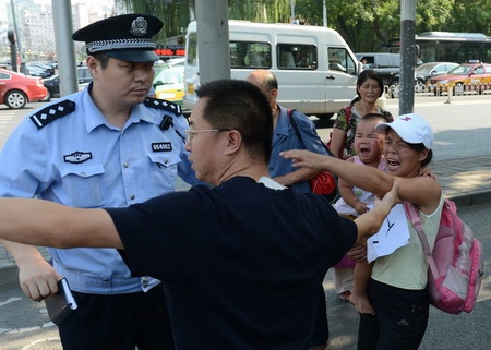 沪A8440警 这车上的警察摔倒一个抱小孩的妇女这事是怎么回事？
