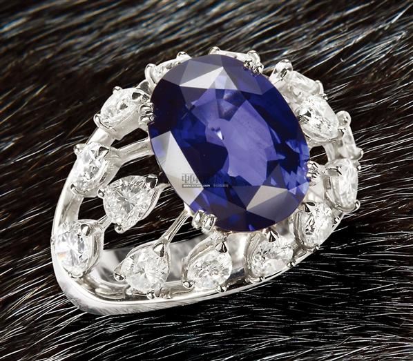 请问宝诗龙BOUCHERON动物系列HÉRA蓝宝石孔雀戒指的蓝宝石是钻石吗？