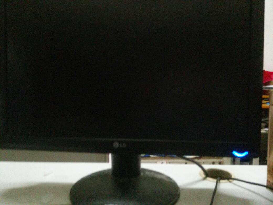 電腦一直開不了機，顯示屏閃藍燈，鼠標不亮燈，顯示屏不能顯示。