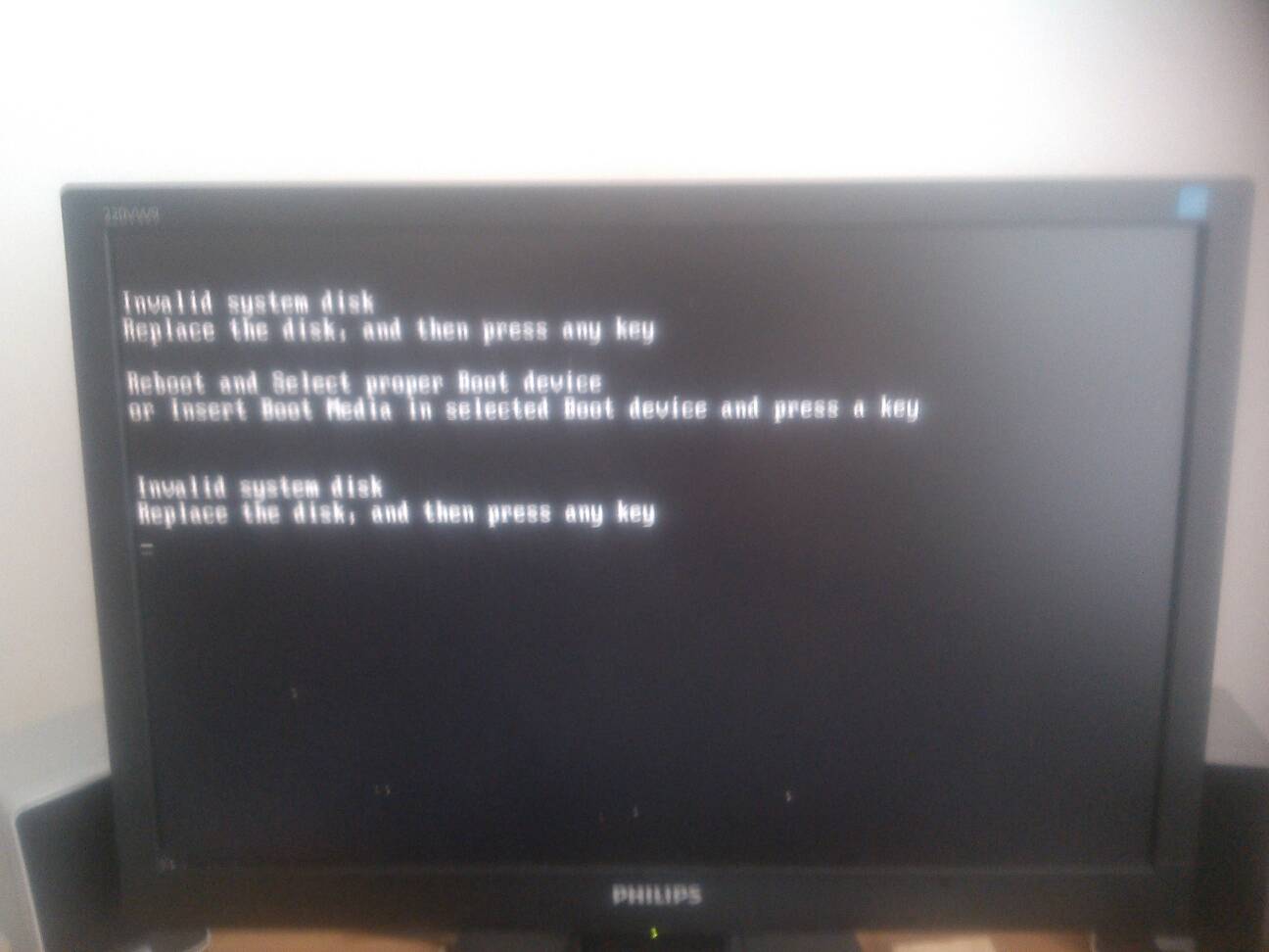 电脑重装时ghost突然错误开不了机了怎么办？pe也只有拔了硬盘才能打开