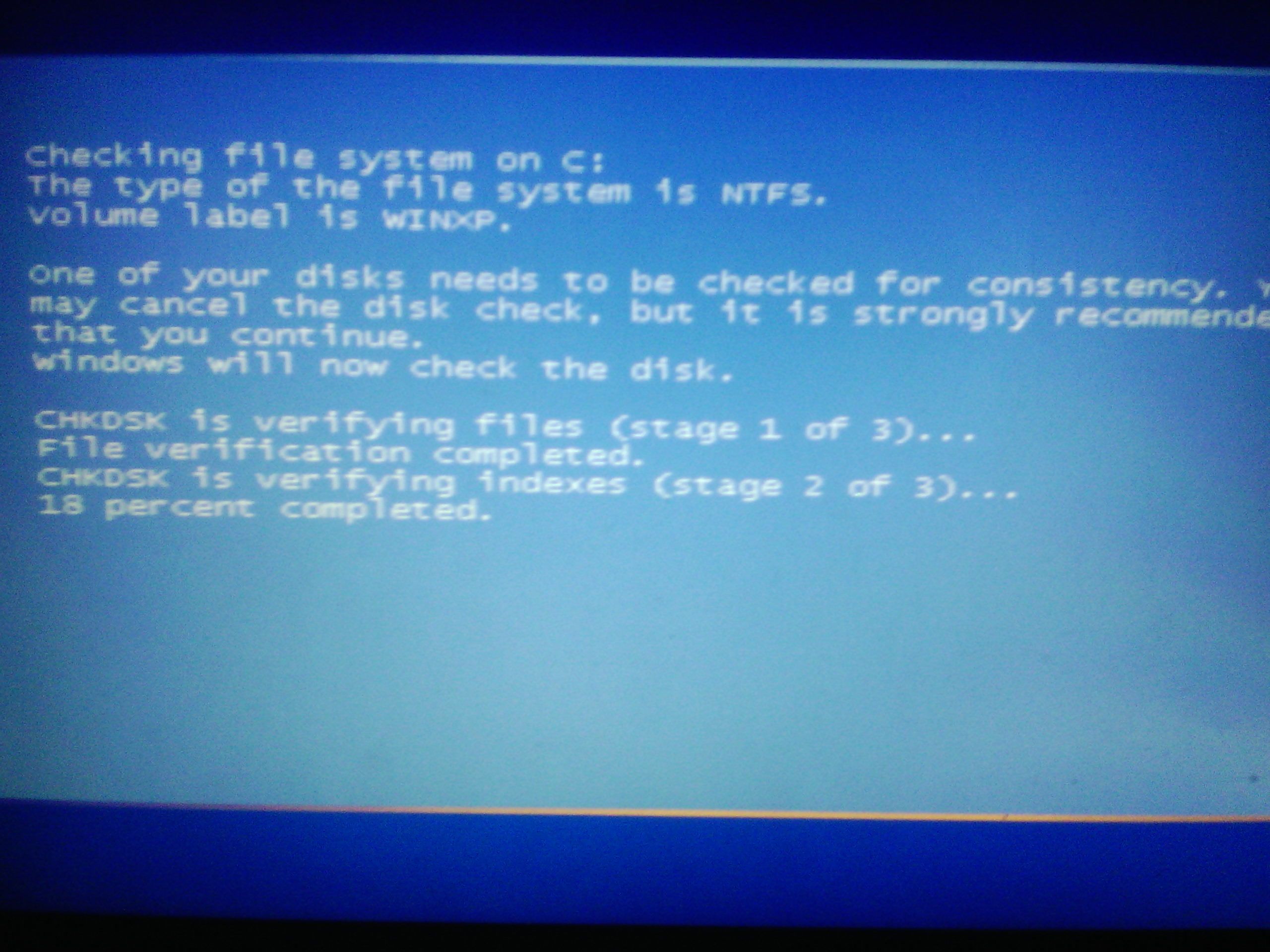 我的電腦開機時藍屏，按什麼也沒用，急