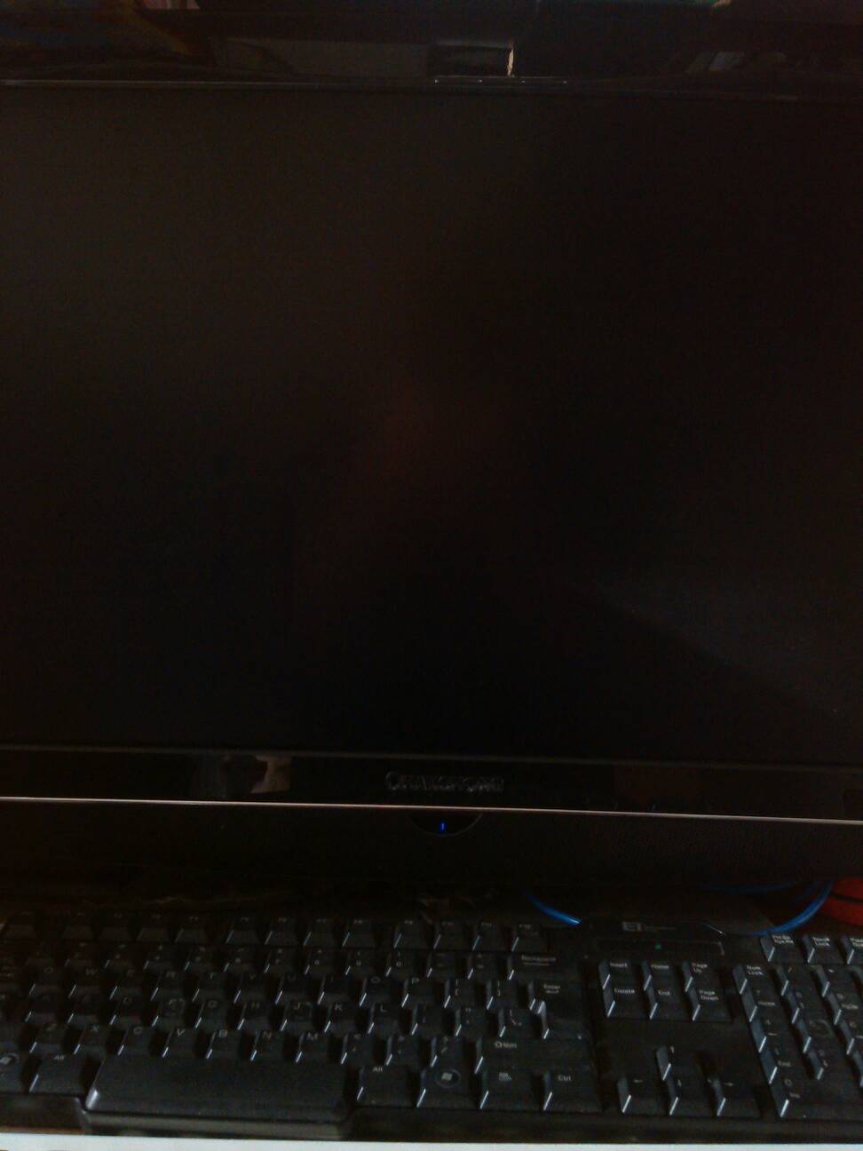 电脑在用黑鲨装系统时关机了，然后就不能开机了。一直黑屏，遇到这种情况该怎么办。