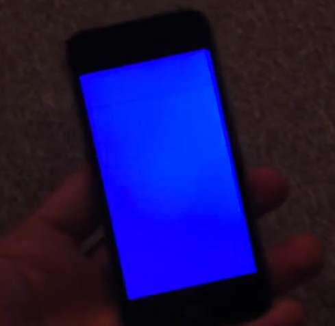 iphone5s蓝屏重启几次又正常了是什么情况？