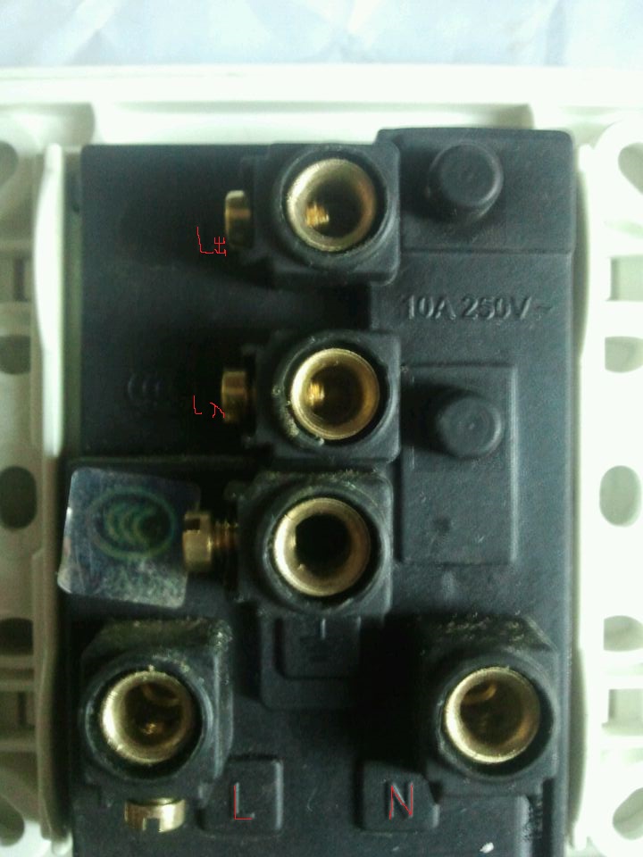 一位音箱插座和两位的区别是什么？哪个比较好？