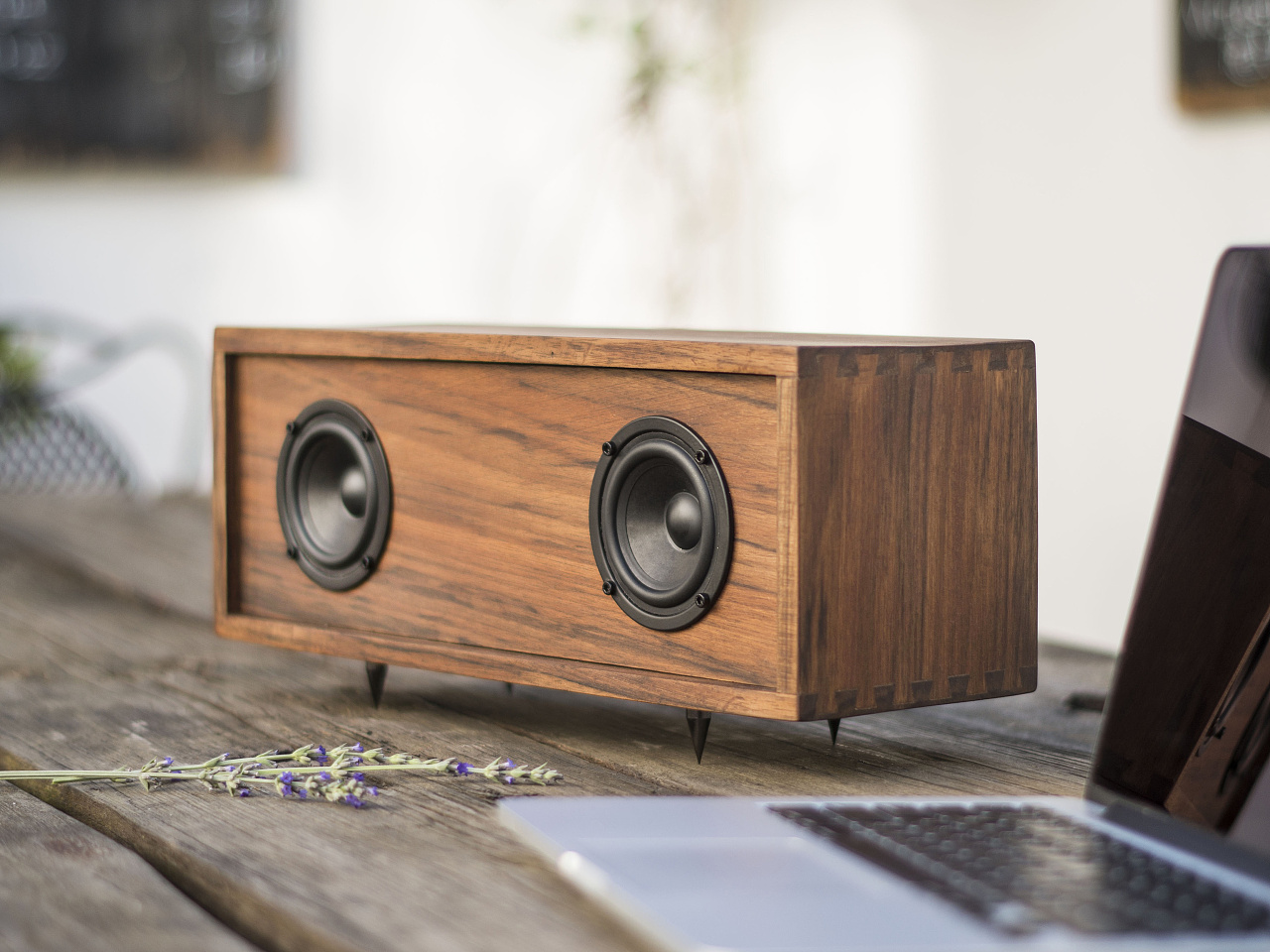 用实木做音箱好吗？哪种材质的比较好呢？
