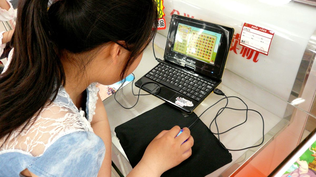 女生想買輕薄的筆記本電腦，日常用，偶爾打打遊戲上網，求推薦！謝謝