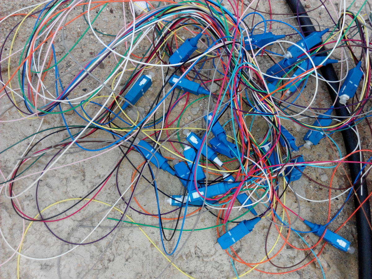 哪位可以给我介绍下8芯光纤光缆参数？