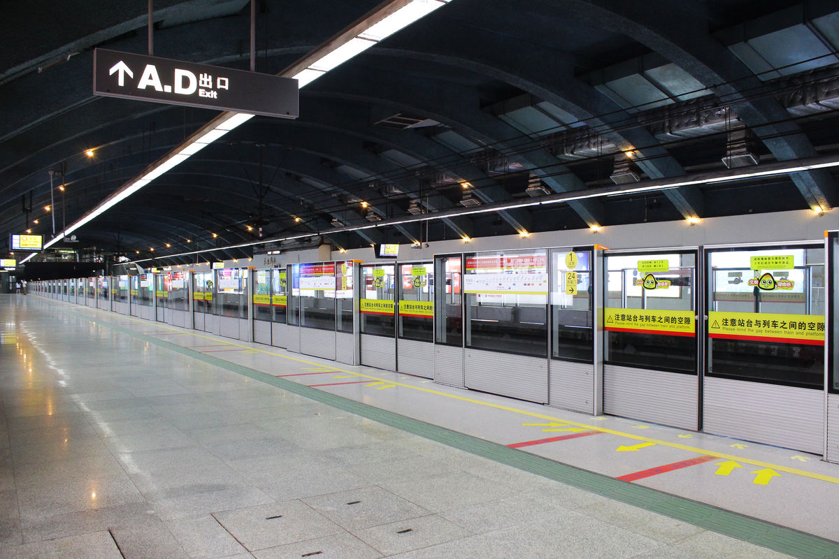 从东直门地铁出口怎样可以到980公交站台