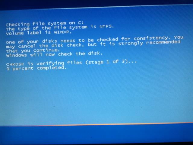 电脑开机后就显示蓝屏，下面还有十五秒倒计时，然后又重启，一直这样反反复复，怎么办？