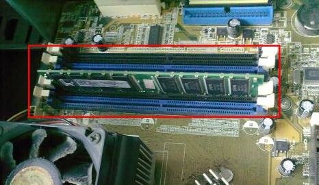 台式機電腦內存條怎麼裝，第一次裝錯了第二次插進去還能抽出來，電腦開機沒反應怎麼辦？