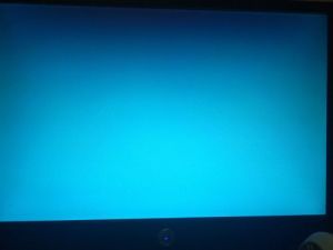电脑开机蓝屏（没有任何代码）F8按不了(图1)