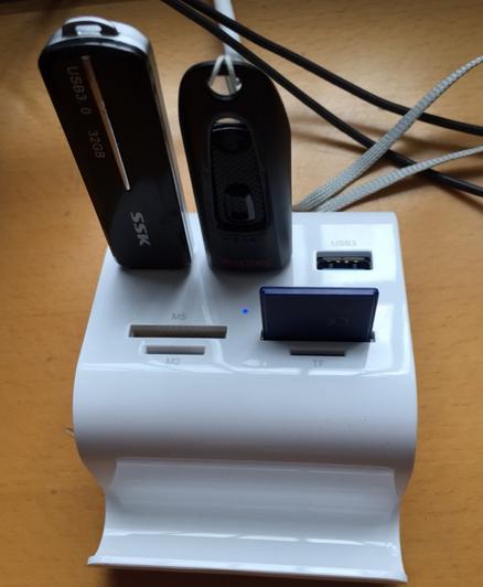 电脑USB口就两个，怎么能让电脑同时插多个U盘或SD卡？(4)