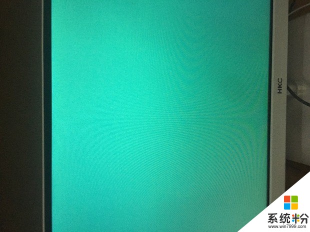 电脑快递之后出现闪屏然后直接全屏变一个颜色,在桌面没有事。(图1)