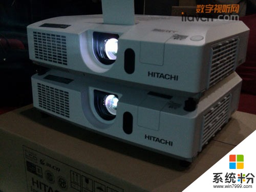 笔记本电脑装WIN10系统用日立HCP-3200X投影机投影变小怎么回事？