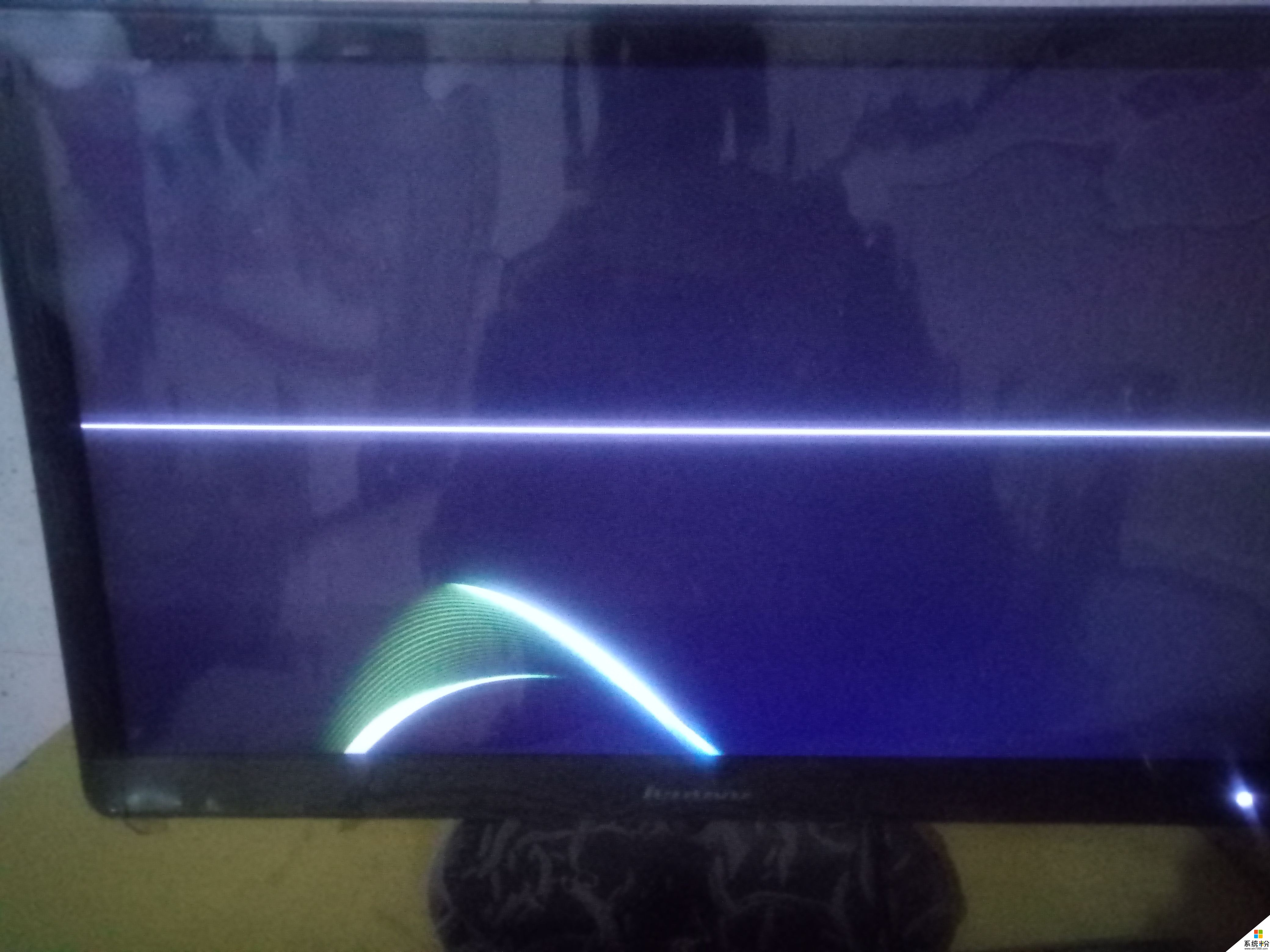 电脑中间一条白线,第二幅是屏保