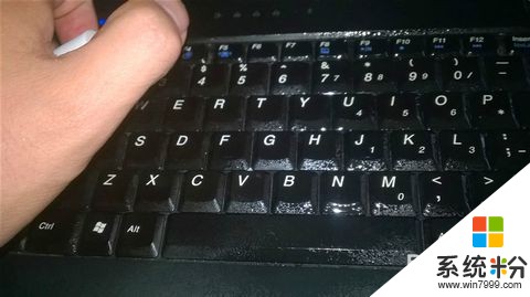 键盘一半儿撒上了水，一打字就会关机，这跟键盘有关系吗？(图1)