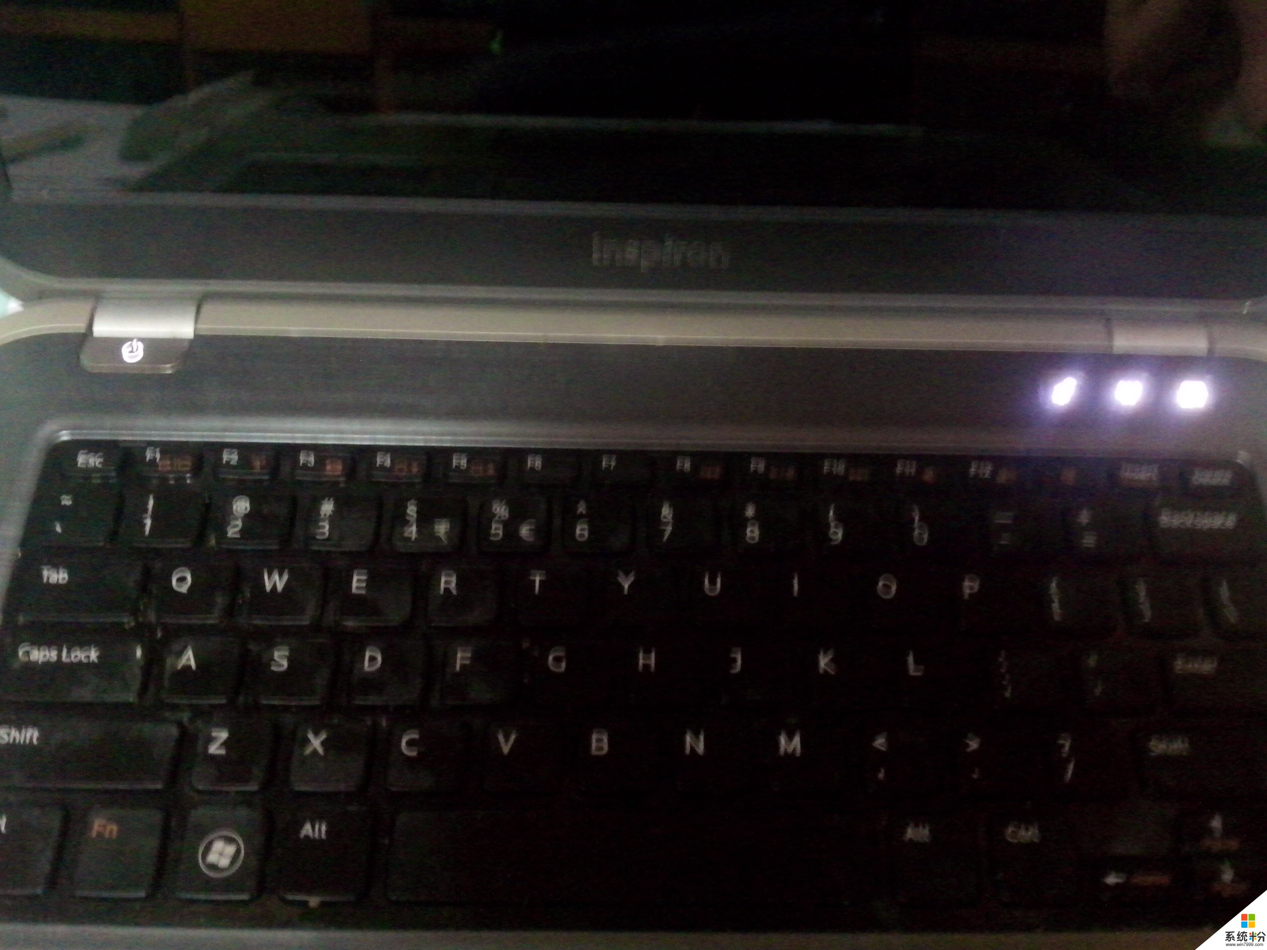 戴尔笔记本突然黑屏，电源指示灯不良，但键盘灯在亮，什么原因呢(图1)