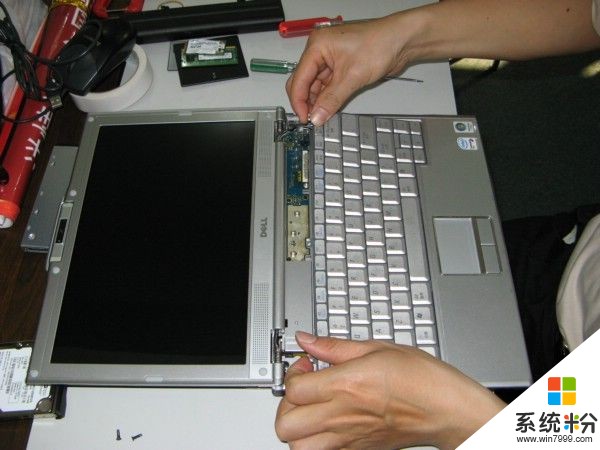 电脑一个键盘坏了把他拆起来后却装不上一直用胶布贴这勉强能用但是最近却不能打出字来需不需要换一个(图1)