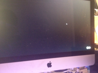 苹果笔记本恢复出厂设置后开机黑屏屏幕上有一个白色的圈。圈里一个斜杠怎么办(图1)