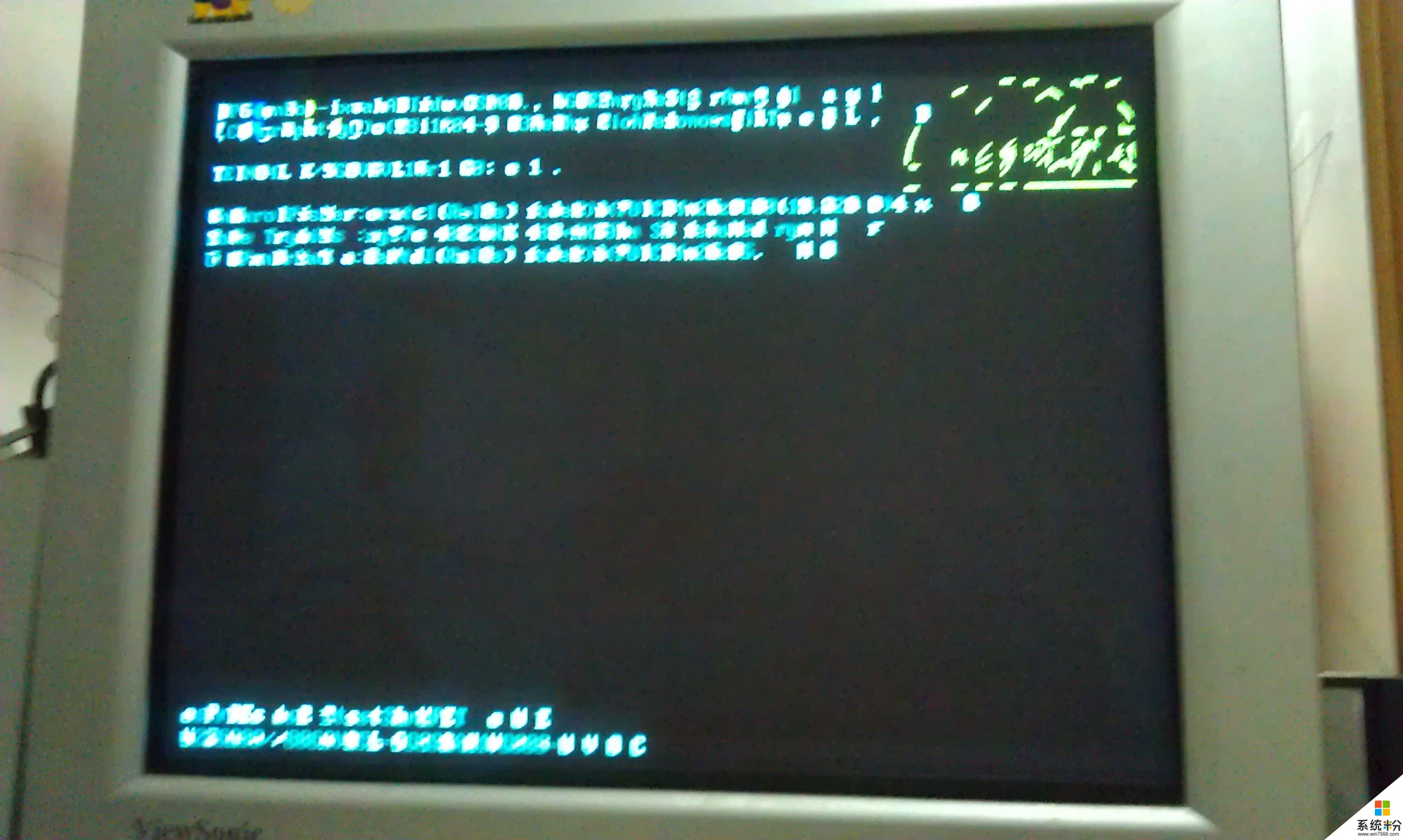 一不小心按了电脑显示屏的哪个键结果让桌面居中了两边都是黑色(图1)