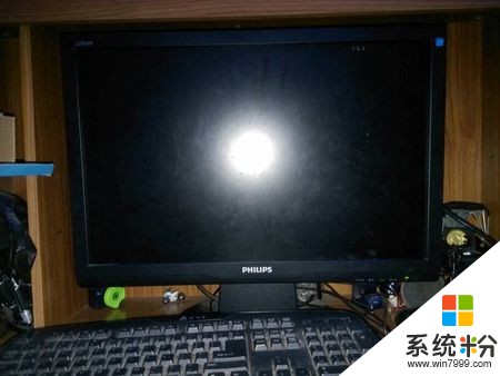 新装的电脑按开机为什么显示器不亮？(图1)