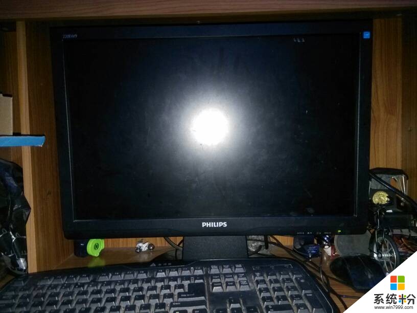 電腦玩著玩著突然黑屏了，關機重啟也黑屏，顯示器沒反應(圖1)