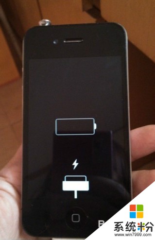 苹果手机开不了机插着充电一会亮一会暗重复这样机都开不了如果不插充电它一直都是黑屏(图1)