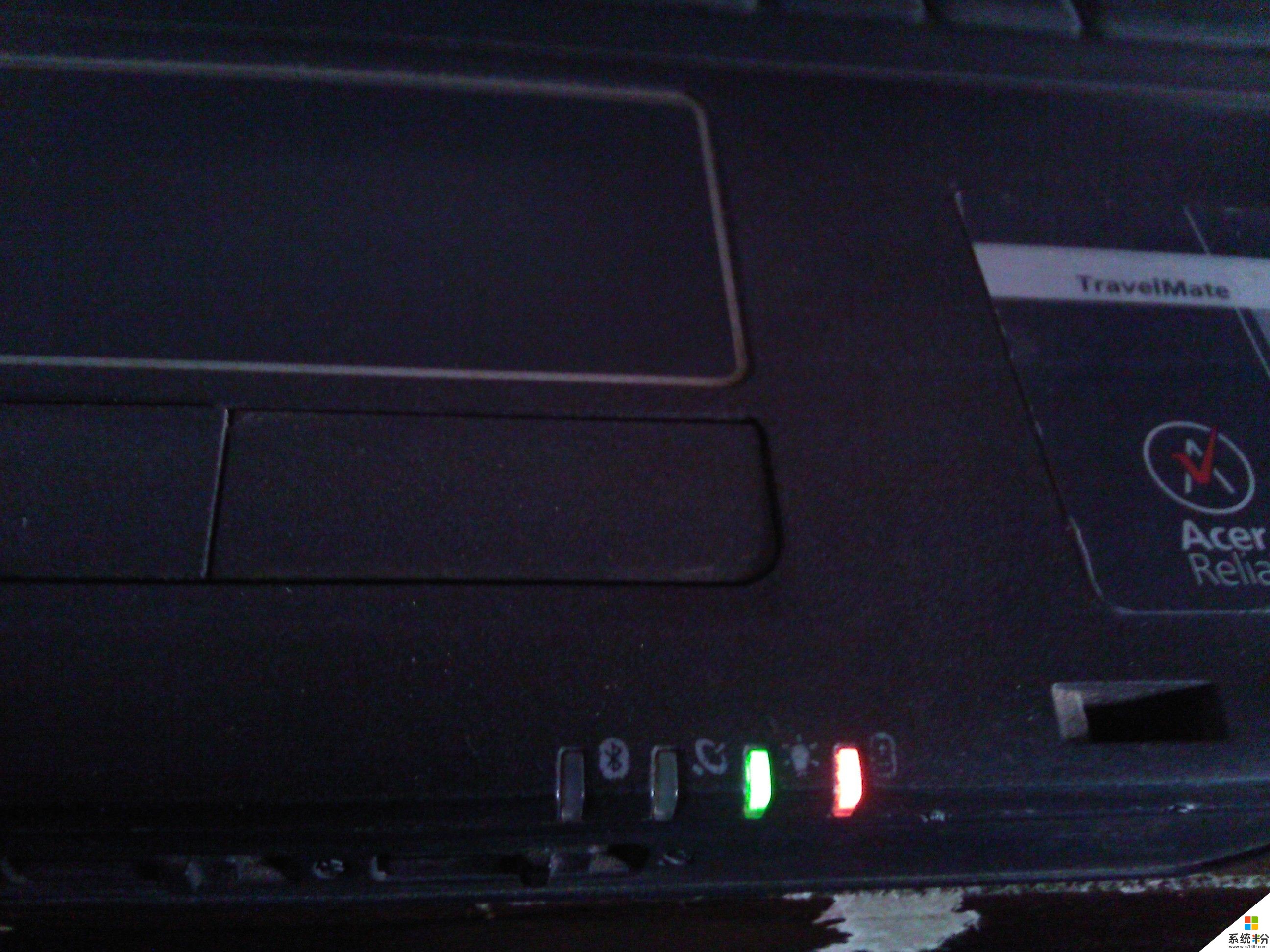 台式电脑开机后突然卡了一下，重启之后显示无信号，鼠标灯亮着，键盘灯不亮，主机仍在工作。(图1)