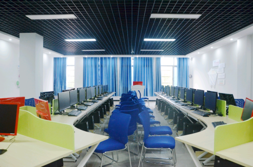 江西新华电脑学院的教室里面是什么样子的？上课电脑够不够？？(2)