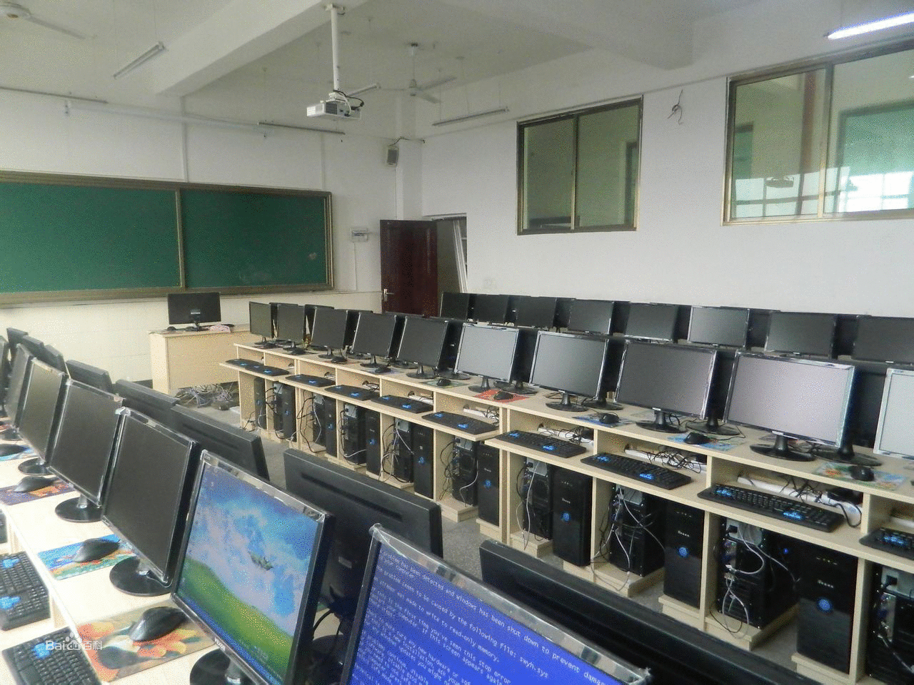 靖西职业技术学校电脑室(图1)