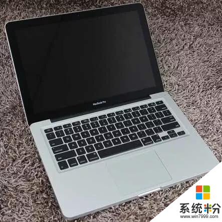 最近想換電腦，想買Macbook Pro，但是不知道買17款還是18款的好？(圖1)