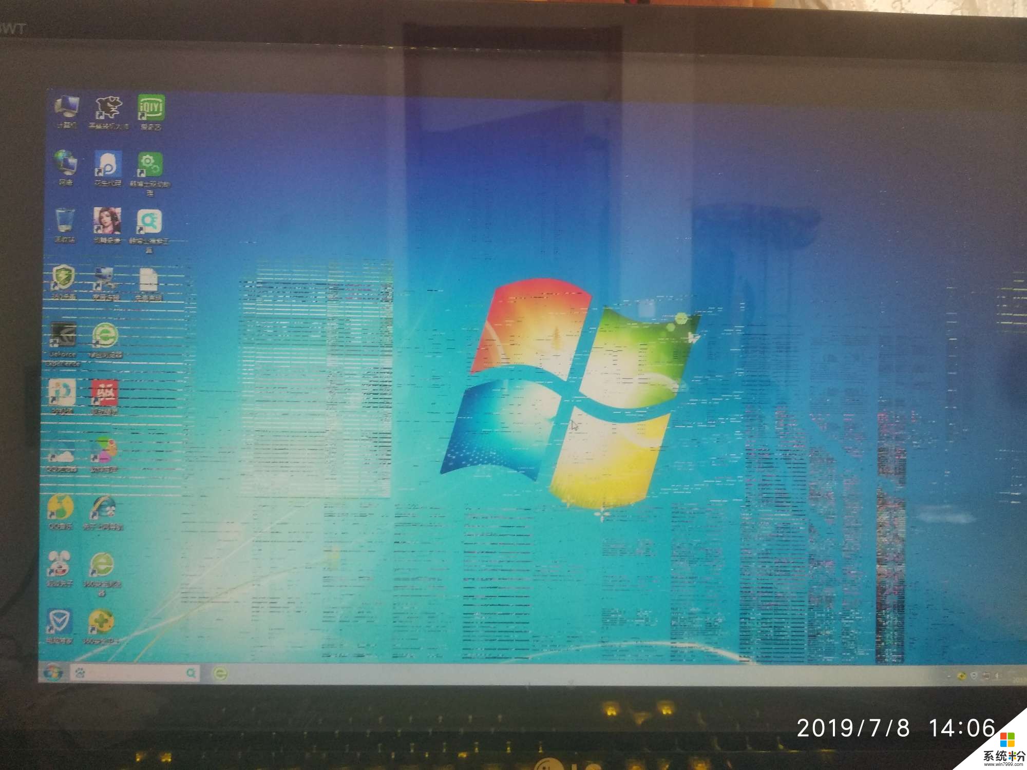 电脑屏幕花屏，而且还铺不满。(图1)